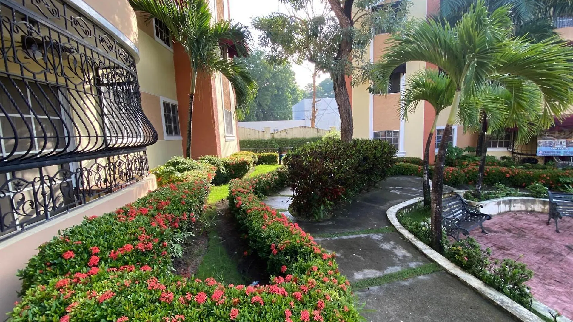 1Dom Rep - Huge Cozy 3 Bedrooms - Electric Transformer And Inverter- Close To All Transportation Jacobo Majluta - Residencial Paradise V Colina Arroyo 1 Santo Domingo