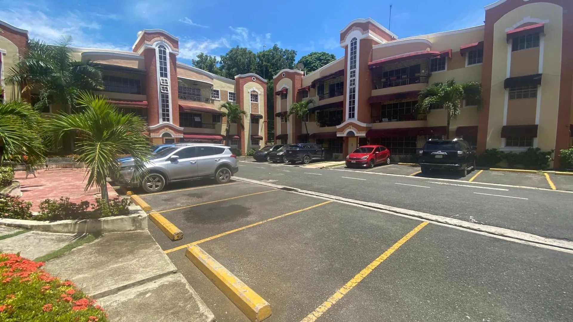 1Dom Rep - Huge Cozy 3 Bedrooms - Electric Transformer And Inverter- Close To All Transportation Jacobo Majluta - Residencial Paradise V Colina Arroyo 1 Santo Domingo 0*,